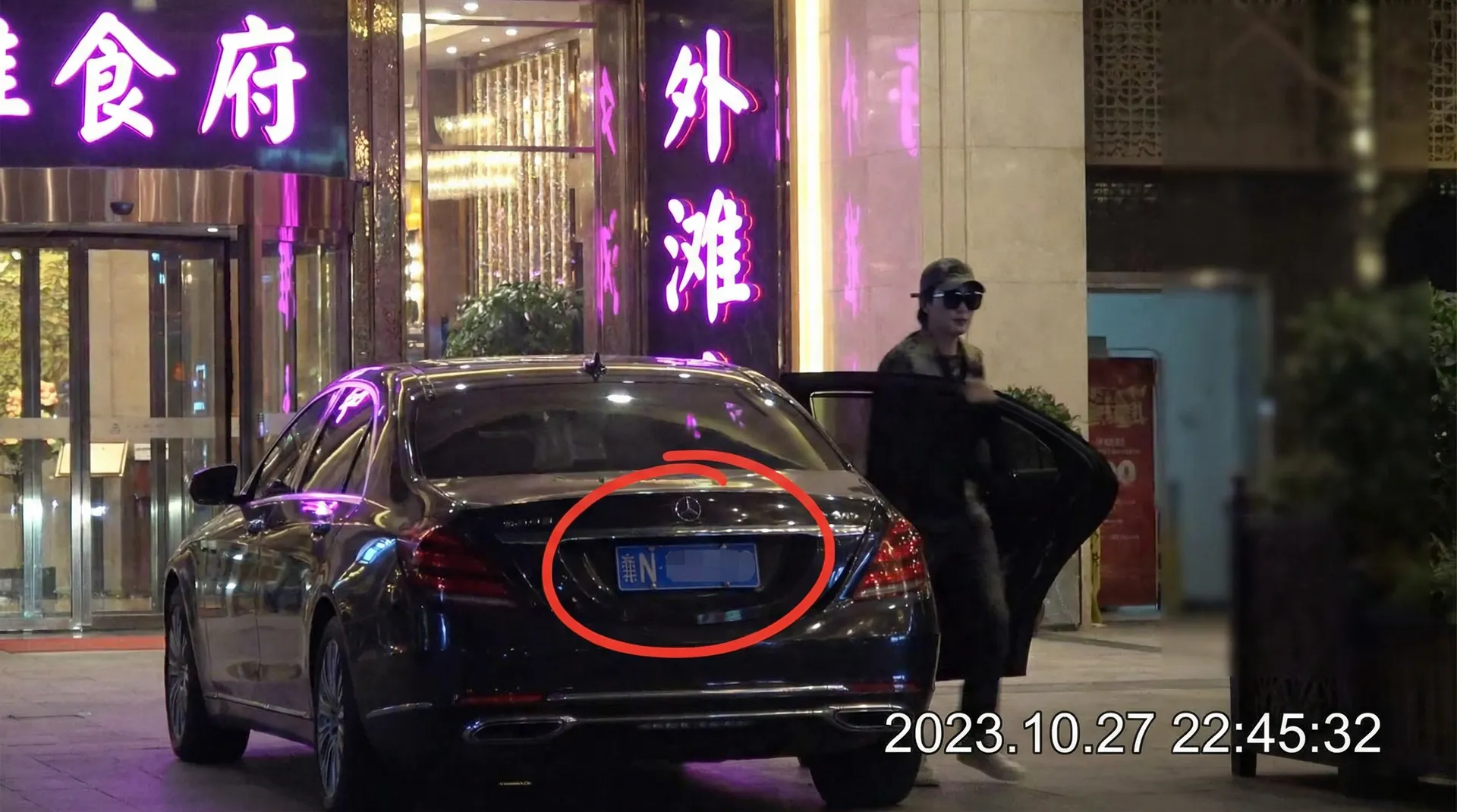吃瓜网-吃瓜爆料|热点黑料|网红大瓜|独家爆料 - 豪车餐厅外偷拍